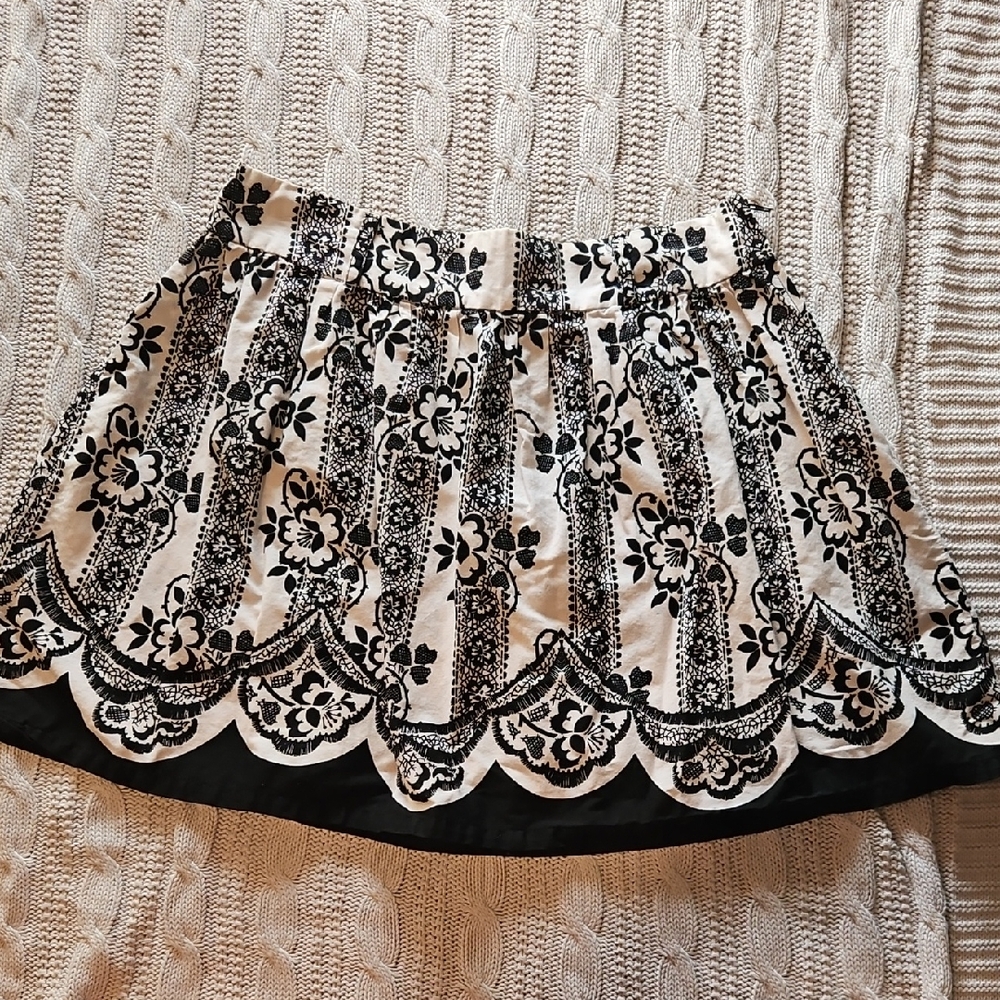 Deb Black & White Skirt Size Small
